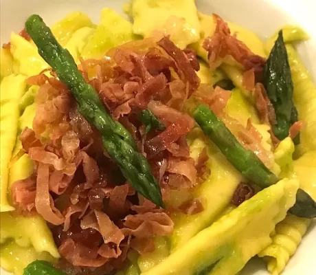 Garganelli con crema di asparagi e prosciutto croccante