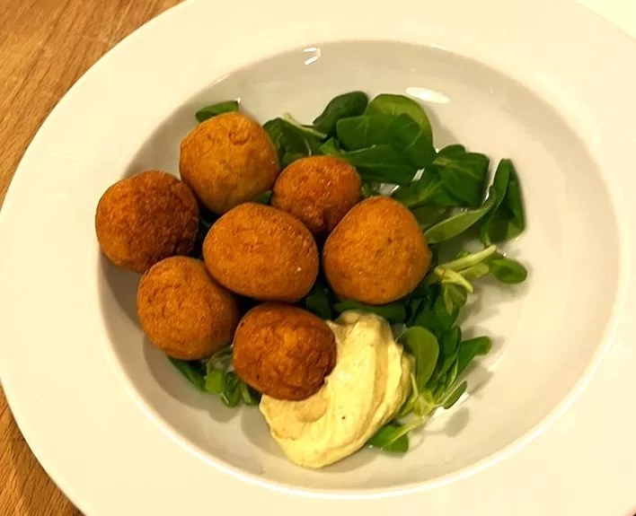 Polpettine di ceci con salsa allo yogurt