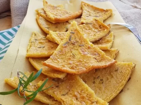 Farinata di ceci con verdure scottate e pecorino