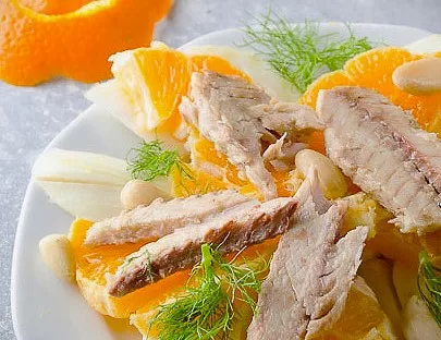 Insalatina di finocchi marinati con arancia e filetti di sgombro al vapore