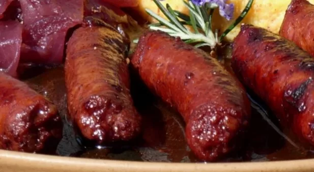Salsiccia luganega al vino rosso con cipolline caramellate