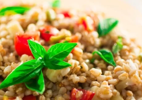 Insalata di farro, pomodorini e zucchine