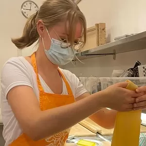 studentessa bologna cucina prepara la sfoglia